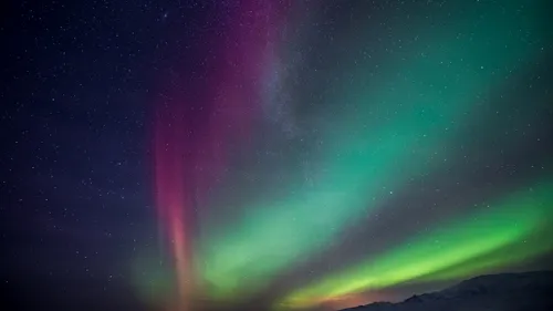 Des aurores boréales dans le ciel, conséquence d’une tempête solaire