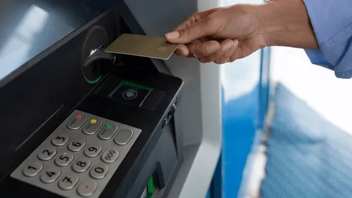 Nouvelle arnaque à la carte bancaire : qu'est-ce que le "shimming" ?
