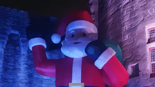 Vannes : le père Noel géant des remparts s'est fait kidnapper !