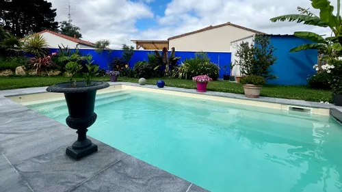 Fortes chaleurs : avez-vous pensé à louer la piscine de votre voisin ?