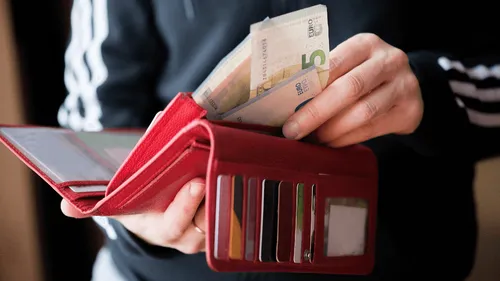 Les Français ont moins donné aux associations fin 2024
