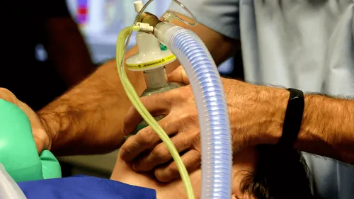 Elle débranche le respirateur artificiel de sa voisine de chambre à...
