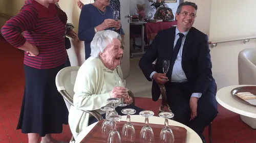 Vendée : la doyenne des Français fête ses 115 ans aux Sables-d'Olonne