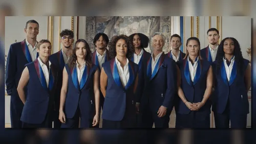 Paris 2024 : smoking bleu nuit, col en impression satin... la tenue...