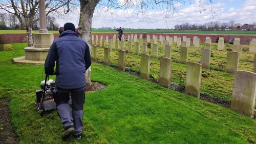 Vols dans des cimetières du Finistère : le jardinier méticuleux...