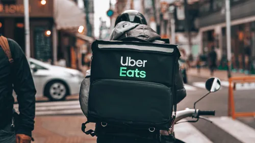 Uber Eats va accorder une aide à certains livreurs pour l'achat...