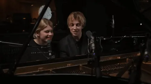 Zaho de Sagazan et Tom Odell reprennent ensemble "La symphonie des...