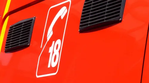 Une voiture termine sa course contre un lampadaire