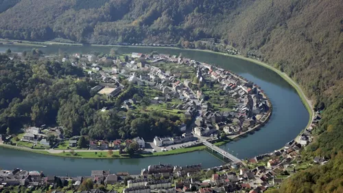 Village préféré des Français : la mairie de Monthermé est "très...