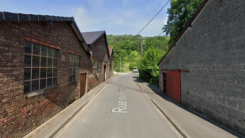 Un homme blessé aux jambes après la chute d'un mur
