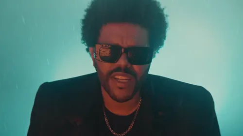 The Weeknd sort le clip de "Dancing In The Flames" tourné...