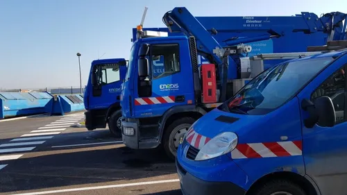 Un accident provoque la chute d'un poteau électrique