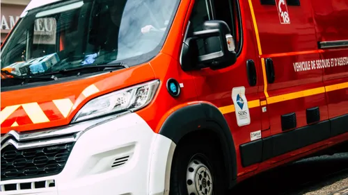 Une voiture termine dans le bas-côté en voulant éviter un véhicule...
