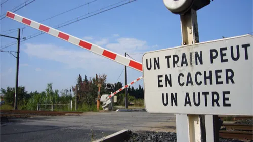 Un camion accroche une barrière de train à Fumay