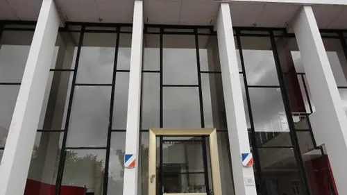 Il a été condamné à de la prison ferme.