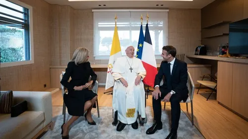 Hommage unanime de la classe politique française au pape François,...