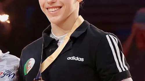 JO 2024 : Kaylia Nemour brille aux barres asymétriques et décroche...