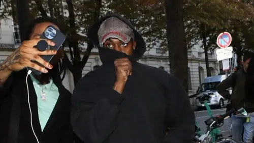 Nouvelle controverse : Kanye West arbore un t-shirt à l'emblème nazi