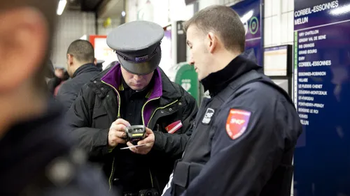 Colère des voyageurs face au contrôle des adresses par les agents...