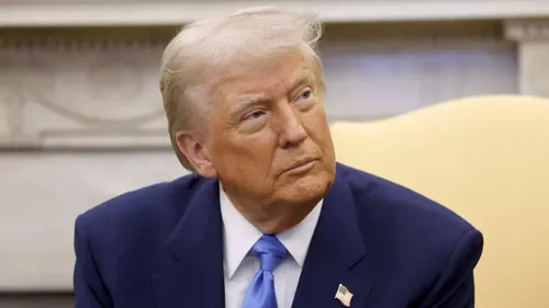Donald Trump évoque la condamnation de Marine Le Pen en la...