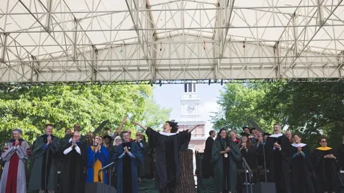 Sandra Oh, actrice de Grey's Anatomy, inspire les diplômés de...