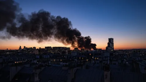 Feu maîtrisé à Paris : Interrogation sur la toxicité des fumées