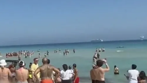 Un hélicoptère se crash dans l’eau, près d’une plage ! [VIDEO]