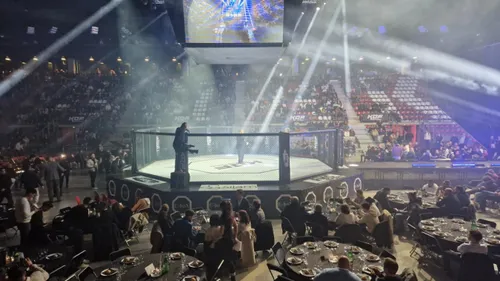 Soirée à Rouen : Gims, Dadju et Vitaa encouragent le MMA au Kindarena