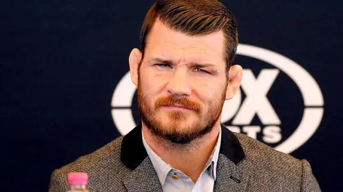 L'ex-champion UFC, Michael Bisping, pourchasse et rattrape un...