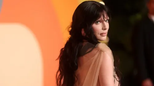 Julia Fox sur le tapis rouge avec une tenue osée inspirée de Bianca...