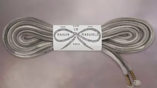Maison Margiela et sa nouvelle création : une ceinture aux allures de lacets usagés à 180 dollars