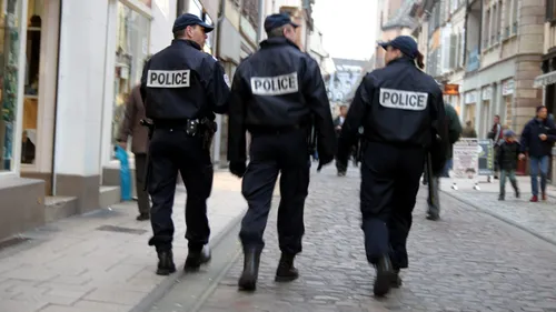 Une pétition pour recenser les policiers et gendarmes auteurs de...