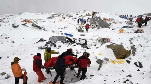 Sauvetage en haute altitude : des alpinistes pris au piège par la...