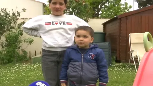 Un petit garçon de 3 ans alerte sa famille et les sauve d'un...