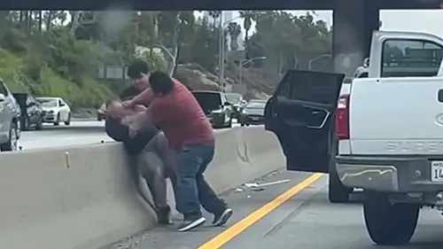 Une bagarre de ouf éclate au milieu de l'autoroute à Los Angeles !