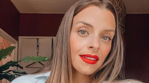 Un ex candidate de télé-réalité offre un show de pole dance dans un...