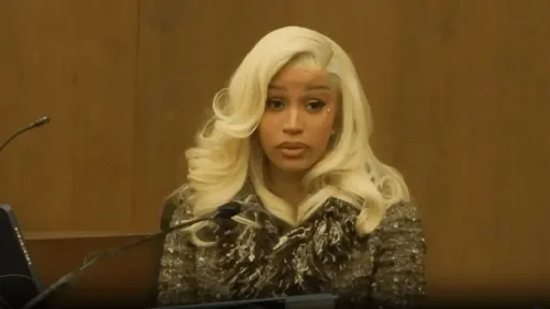 Cardi B accusée d’avoir griffé une vigile au visage : son procès...