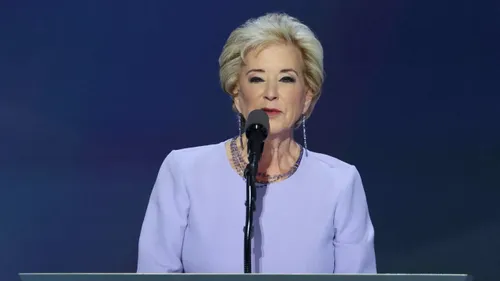 Linda McMahon, ancienne dirigeante du catch, nommée ministre de...