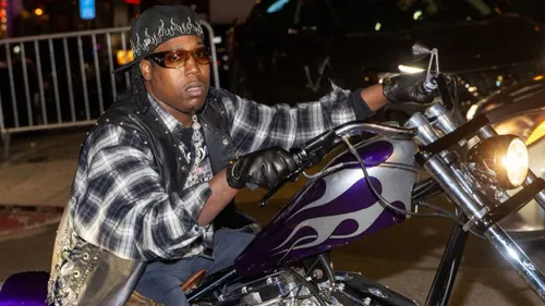 Don Toliver lance son album 'Hardstone Psycho' avec une aventure...