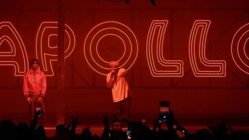 Incident de sécurité lors du concert de Drake : un fan tombe d'un...