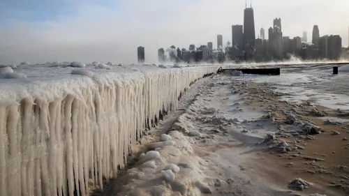 États-Unis : les images impressionnantes du froid glacial qui...