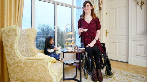 Le Guinness World Records réunit la plus petite et la plus grande...