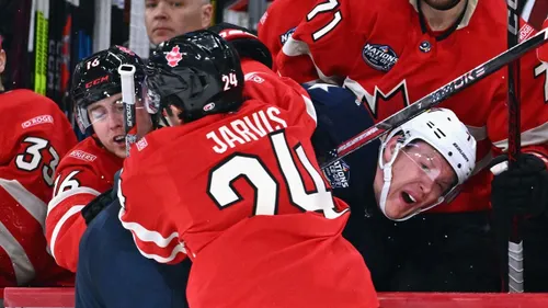Tensions politiques et bagarres sur la glace : le match de hockey...