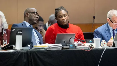Un officier de police pris avec la montre de Young Thug au poignet...