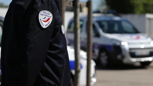 Il tire sur son épouse avant de retourner l'arme contre lui