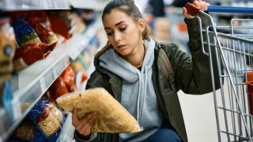 Carrefour lance son propre panier anti-inflation pour aider les...