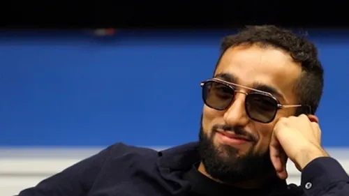 En plein concert Niro met un coup de pression à une fan ! (vidéo)
