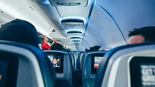 Conflit de siège en avion : elle refuse de céder sa place à un...