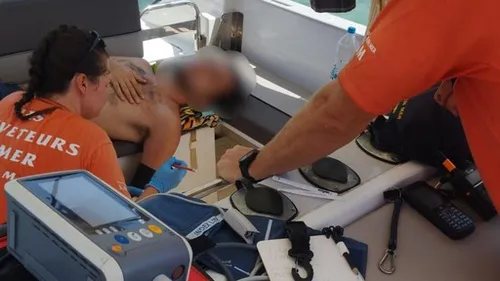 Un jeune garçon survit à un accident terrifiant avec une hélice de...