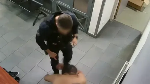 Des policiers filmés en train de frapper un homme en garde à vue à...